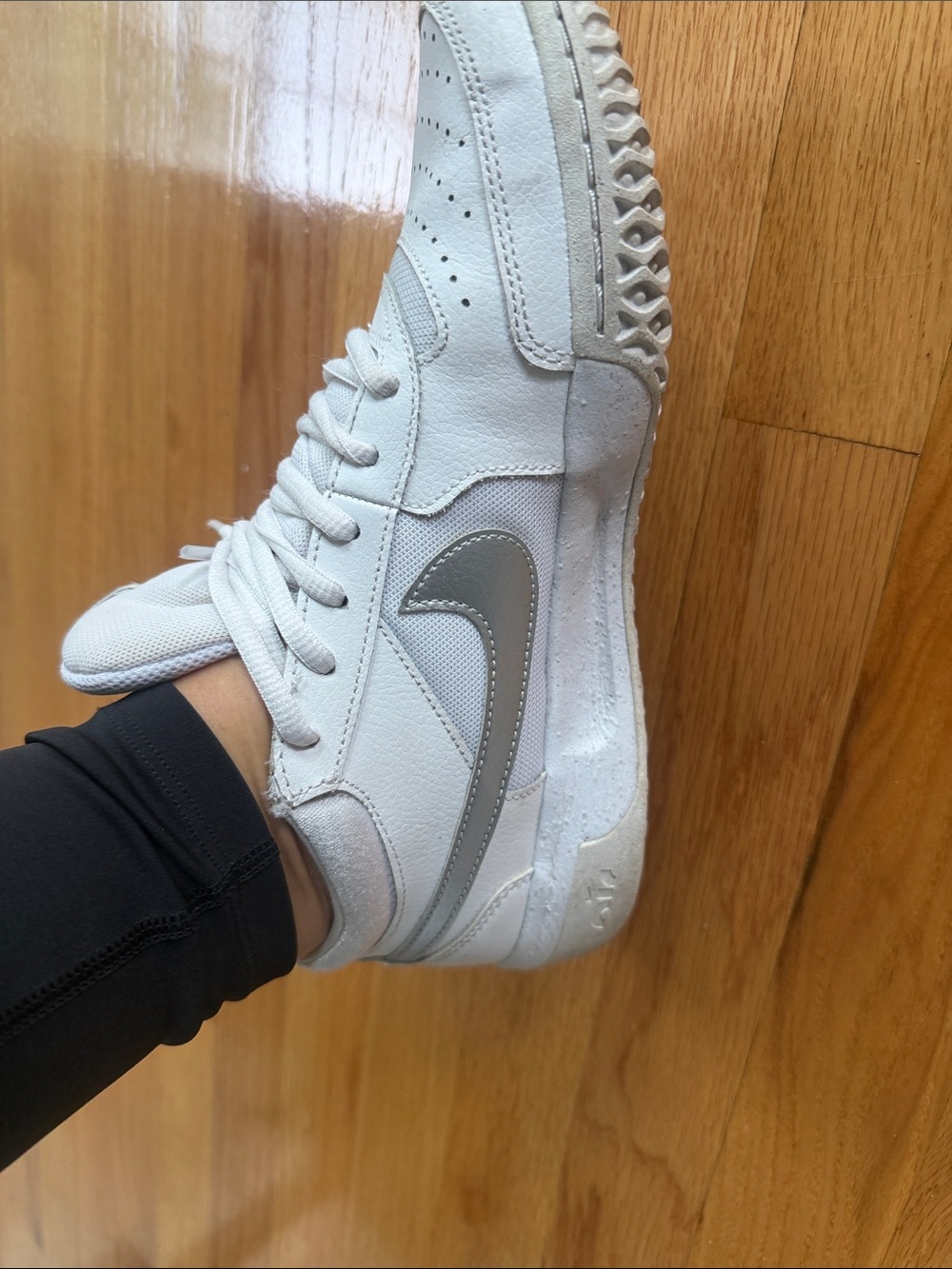 White Low-Top women’s Sneaker with Metallic Accent